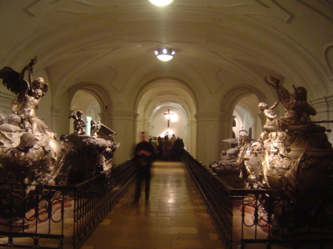 <br />いくつもの柩が、<br />どんよりとした鈍い光の下に<br />ぼうっと浮かび上がっている。