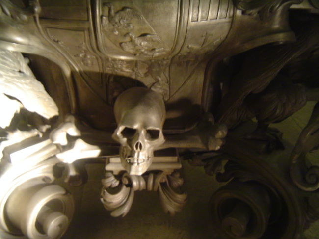 <br /><br /><br />柩に近づくものを威嚇するかのような頭蓋骨<br />