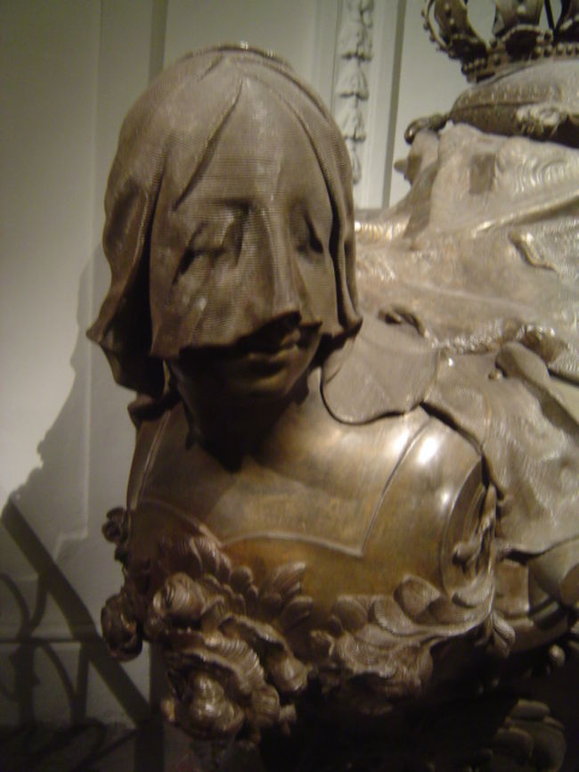 <br /><br /><br /><br /><br /><br /><br />ベールをかぶった乙女は、<br />なんともいえぬ物悲しさに打ち沈んでいる。