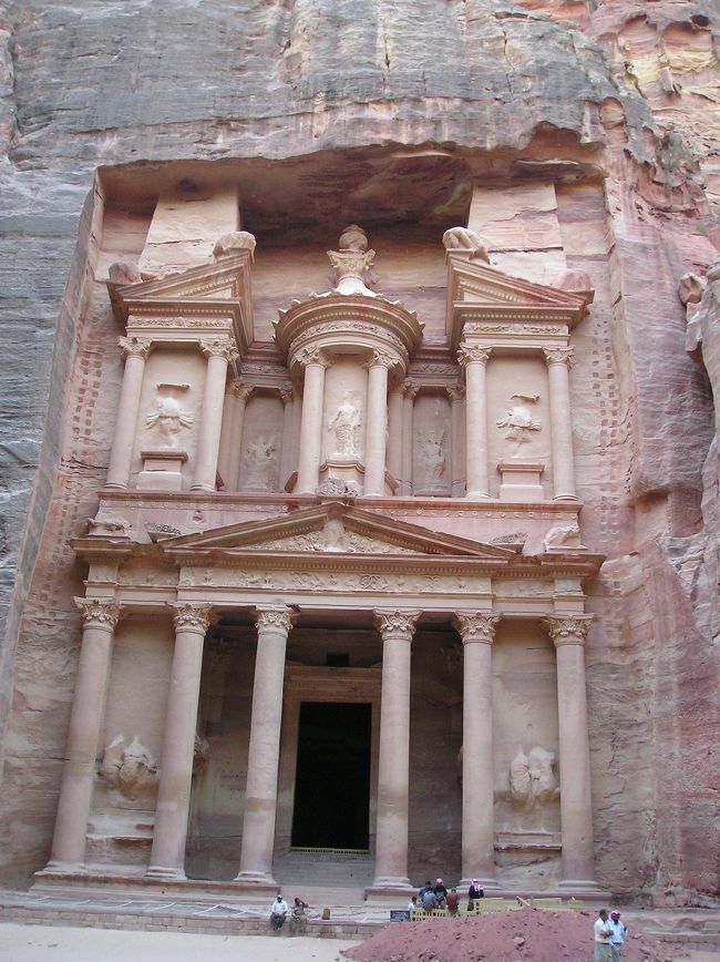 うお！　いきなり道が細くなってきたかと思うと、とうとう出てきた。これを見たら、誰でも感動せざるを得ない。エル・ハズネだ。みんなここではインディー・ジョーンズのようになって、未知への探検へと旅たつ。