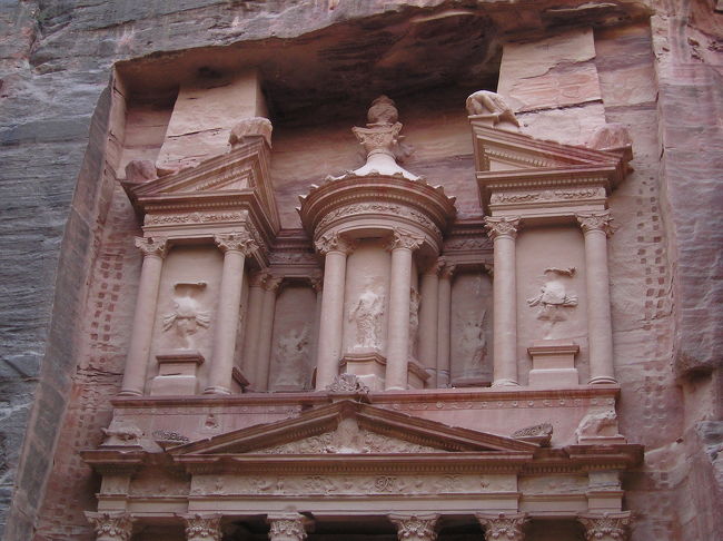 本当にどうやってこんな美しい彫刻を古人はこんな壁に彫れたのでしょうか？