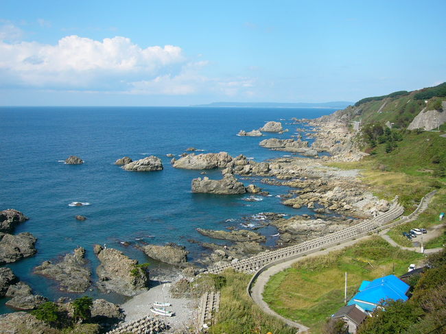十二湖までの道のりは海岸沿いの道路を走ります。天気が良くて、すごく気持ちよい！