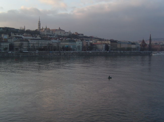 <br /><br /><br />くさり橋よりブダの丘を望む