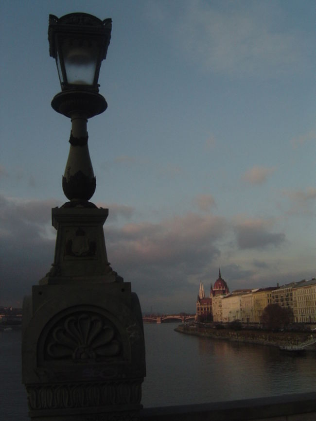 <br /><br /><br /><br /><br />くさり橋は、ブタ地区とペスト地区を<br />初めて繋いだ全長２０２ｍの橋<br /><br />ドナウ河流域でも最も美しい橋といわれる。