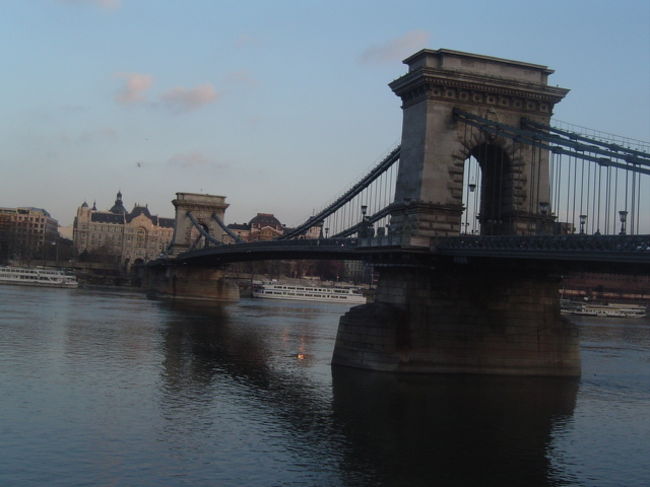 くさり橋は１８４９年に完成したが、<br />第２次世界大戦で破壊され、１９４９年に再建される。<br /><br />ブダ側、ペスト側のそれぞれの橋のたもとには<br />２頭のライオン像が飾られている。<br />