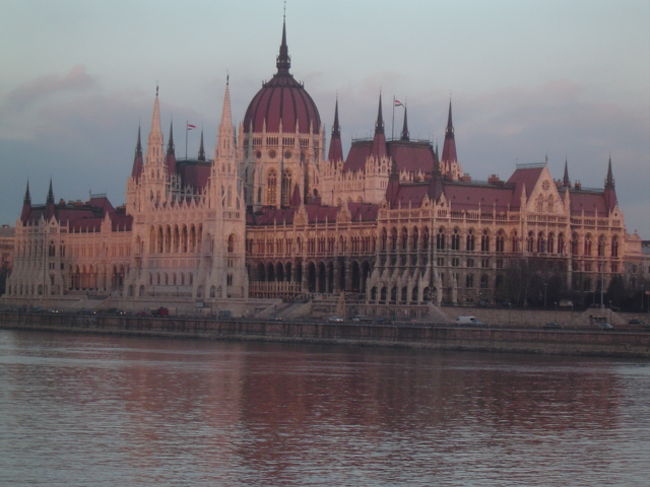 国会議事堂は、１７年の歳月をかけて１９０２年に完成。<br />ネオ・ゴシック様式の外観、ルネッサンス様式の中央ドームは、<br />ドナウのほとりの圧巻である。