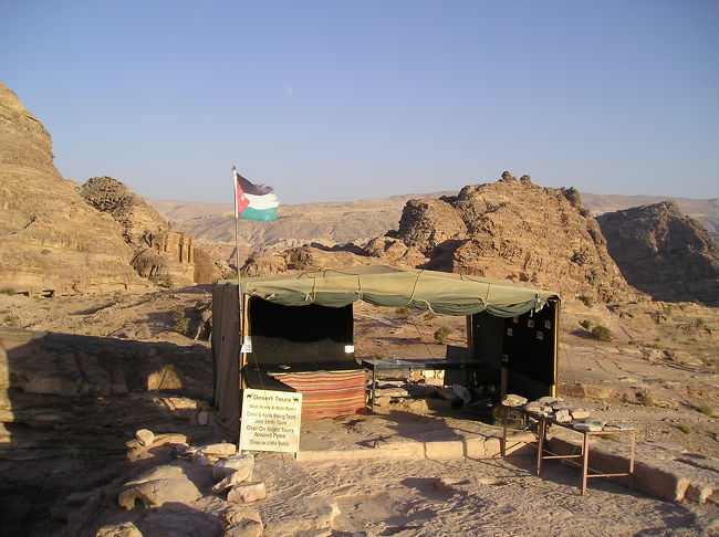 エド・ディルからさらに奥の方に向かうと、崖の手前に絵葉書などを売るショップがあった。誰も既にいなかった。ひっそりとした崖に激風を浴びながら、遠くの山々を眺める。