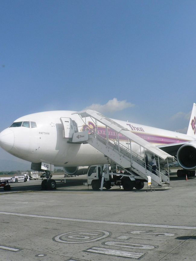 タイ航空機。バンコク発、４時間弱のフライトでネパール時間１３時にカトマンズ着。