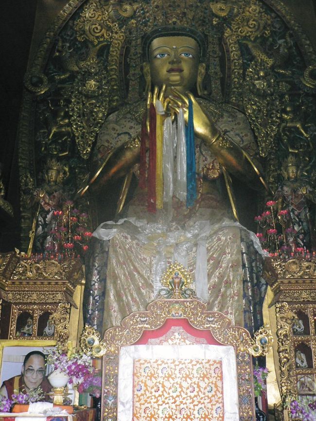 チベット仏教の巡礼地、ボダナートの仏像。