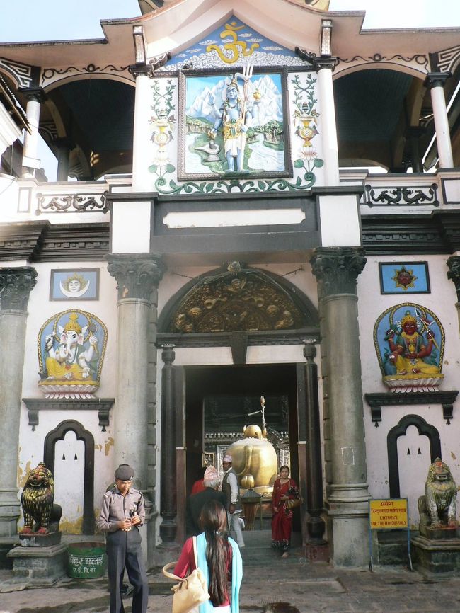 ネパール最大のヒンドゥー寺院で火葬場もあるパシュパティナート。