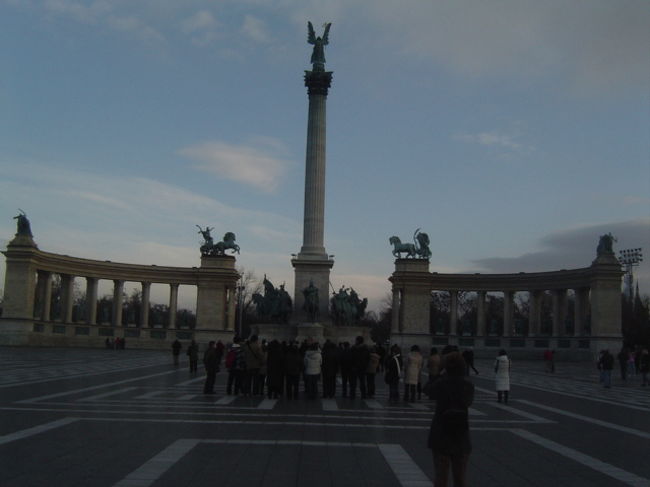 <br />英雄広場<br /><br />マジャール人のハンガリー建国１０００年を記念して<br />１９２９年に作られた広場