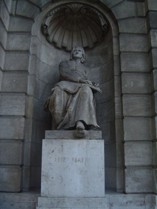 <br /><br /><br /><br /><br /><br /><br />オペラ劇場の入口の作曲家リストの像