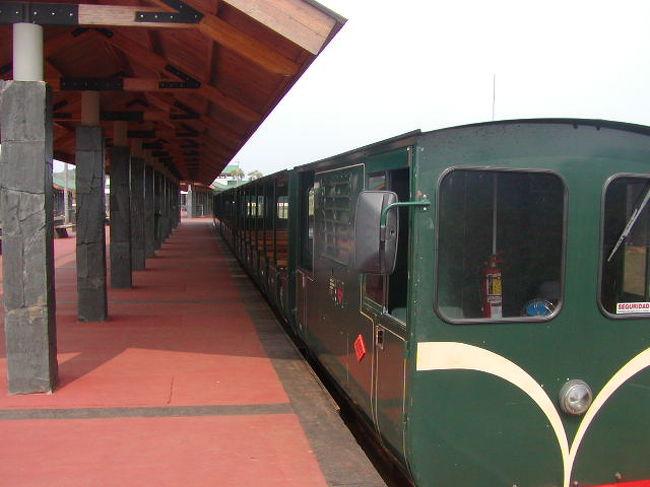 公園内を移動する際は、トロッコ電車です。<br />少し前まではバスだったらしいのですが、環境に配慮し変更されたとか。<br /><br />景色もきれいで、の〜んびり走ります。