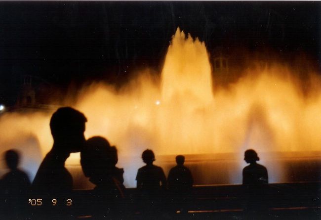スペイン広場で夏の夜に行われる噴水のショー。毎週、帰り道などに眺めながら通るはずが、つい足を止めて見とれていました。
