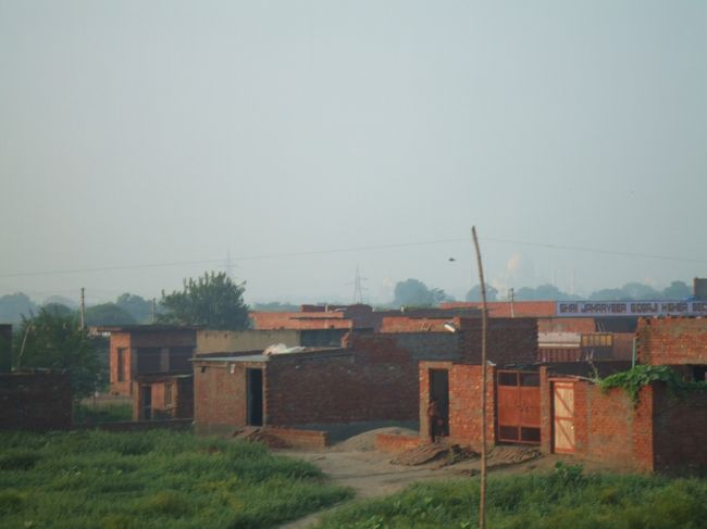 アーグラに着く頃になると、列車の外にそれらしい影が見えてくる。