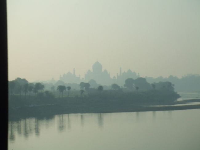 こういうときに地元のインド人がさして自分たち観光客ほど関心を示さないのは、京都人が金閣寺や清水寺に行かないのと同じですかね。<br />兵士たちは喜んで、シルエットを見てましたが。