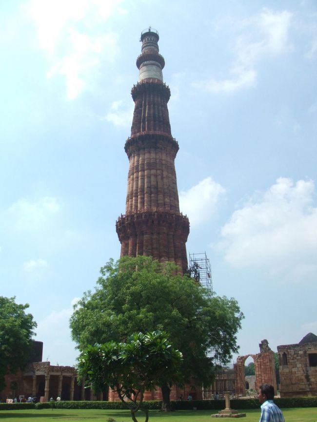 市内で出会った韓国人とクトゥブ・ミナールに。<br />ノーマークだったのであまり覚えてないですが。<br />この時からすでに下痢が始まっていた・・・。