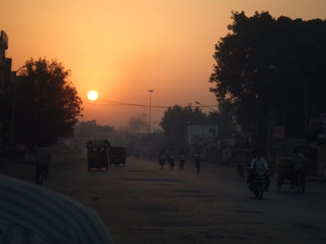 デリーに戻り、列車で１２時間、アムリトサルへ。<br />パキスタンへの玄関口でもあるこの街は、牛だらけの首都と違ってまた違う雰囲気が。今思えばシク教の街だからですね、そういえば牛も見なかったような。