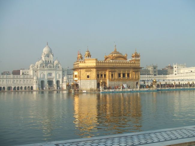 そのシク教の黄金寺院。<br />英語にするとゴールデンテンプルで金閣寺と同じですが、こっちはなんかプールみたい