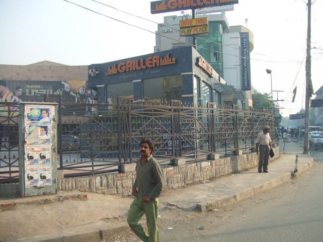 深夜特急めぐり?<br />ドラマで、大沢たかおが爆弾犯に間違われ倒されたところはここだ！と思いシャッターを押したら道行く男性にキッと睨まれてしまった