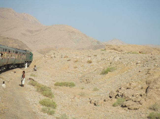 その分、列車から見た風景は印象に残っている。これから山にアタック！<br />もうここはイラン高原の東の端っこなのだ