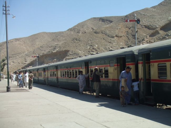 停車中の電車<br />それまで灼熱地獄だったのが、辺りが急に涼しくなってきていた