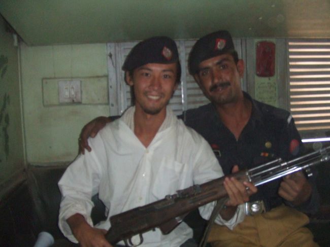 旅行をしていると、なぜかその国の兵士と親しくなる。<br />写真を撮ってくれたのも兵士<br /><br />クエッタに着いて一泊するつもりでいたが、その日の内に出るバスがあるというので、そのまま国境に向かう。