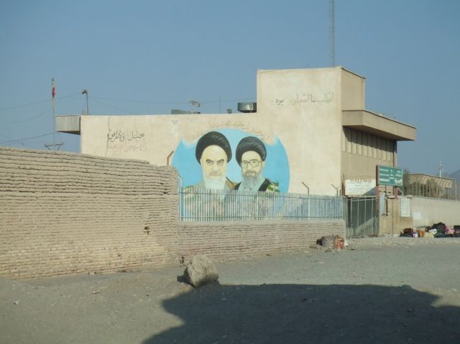 国境にて。次の国の有名人が登場。パキスタン領内から撮影