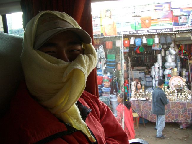 ルクラから呼び寄せたポーターダワは乗り物には弱い。<br />今回も酔い止め薬を服用。<br />タオルでしっかりガードをして乗車をしたが。<br />7時間のバス旅はつらそう。