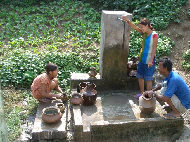 大切な水がめを洗う少女達。<br />楽しそうな話し声が聞こえてきそう。