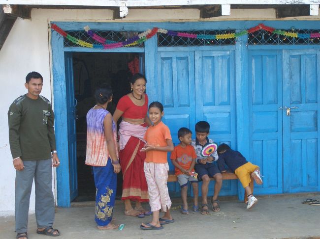 車窓から<br />子供達は外で元気に遊んでいる。<br />庭先で遊ぶ子供の姿を見るのも久しぶりだ。<br />