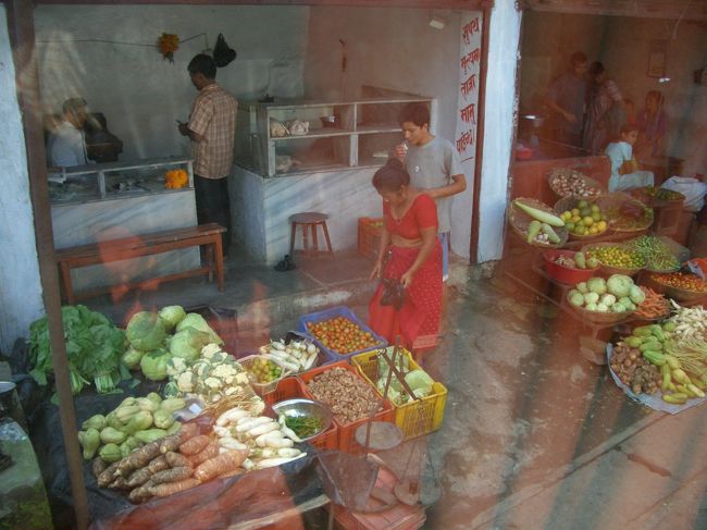 車窓から　　<br />お野菜何でもあります。<br />温暖な気候のアンナプルナ地方は野菜も果物も豊かです。店先風景。