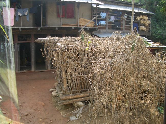 軒につるした大根と農家の庭先風景