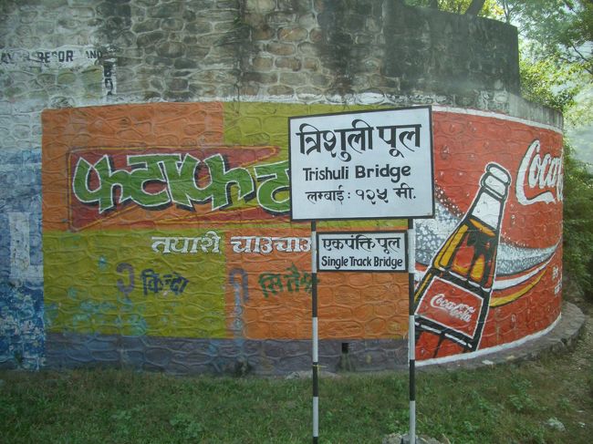 道路上にあった広告塔かな？<br />彩色にひかれて。　