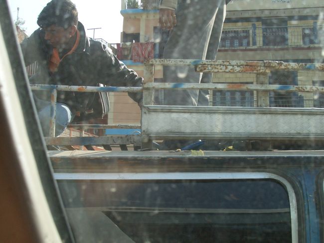 車窓から見る風景。<br />隣のローカルバスは荷物と人までバスの屋根に載せて<br />峠も走ります。