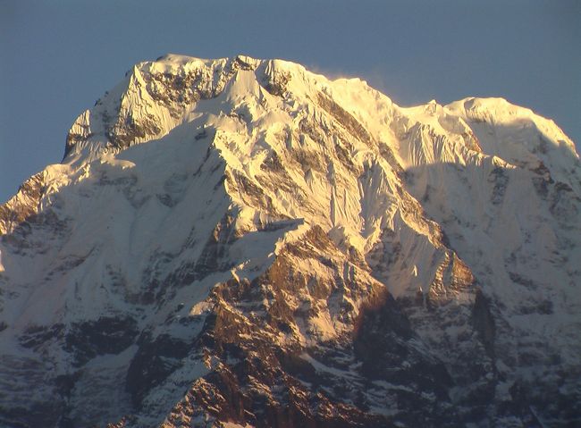 11/3   8：05　　10：05　　11：30−12：37（昼食）<br />　　デオラリ　＝トルカ　＝ランドルン　＝<br />　14：00ー　14：40　　16：00<br />　　ニューブリッジ　＝ジヌー泊<br /><br />ネパールの乾期の11月は雨に降られた事はない。今日も上天気。早朝のアンナプルナサウスの朝焼けを楽しむ。2100mのデオラリから下ること2時間．段々畑の中を通り抜けると静かな村の集落があるランドルンだ。<br />モディコーラの川の音聞きながらニューブリッジの左岸を歩るく。<br />登り下りの繰り返しの6時間の行程は限界を感じる程<br />よく歩いた。<br /> 