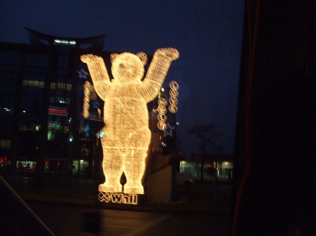 ベルリンのクーダム通りにはベルリンのシンボルの熊さんもライトアップ