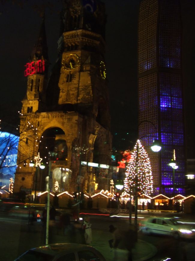 カイザー・ビルヘルム教会とクリスマスツリー。平和を願って。