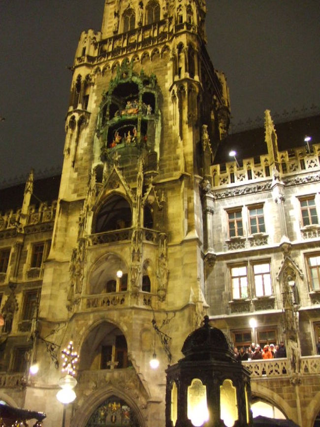 ミュンヘン第３弾<br />バルコニーには市民の合唱団がいます。