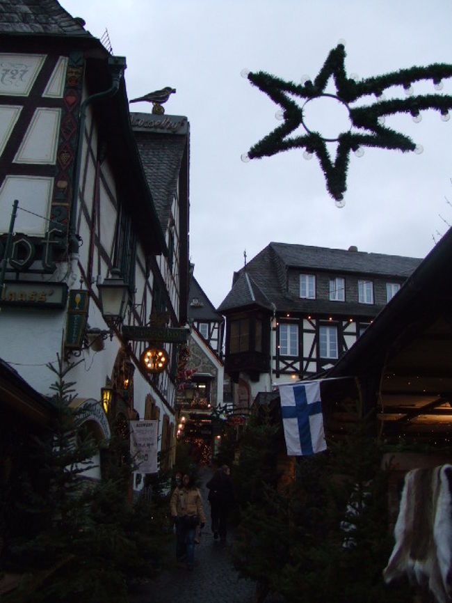 ライン河の町、リューデスハイムもクリスマス色