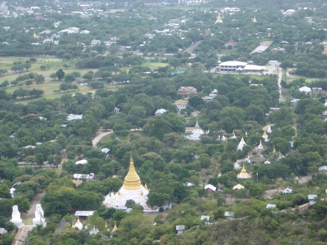 マンダレーヒルからの眺望。仲良くなった寝台列車の乗務員達と別れた後、マンダレーヒルに行った。パゴダがたくさんあるのがよくわかる。<br />