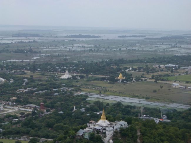 マンダレーヒルからの眺望。気になったのだが、エーヤワディー川（イラワジ川）が氾濫してるように見えたが氾濫か単なる湿地帯かどうかは不明。誰か近くにいる人に聞けばよかったと今更反省。<br />