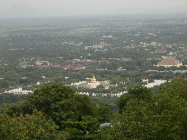 マンダレーヒルからの眺望。写真中央下金色のパゴダを取り囲む白いものも全てパゴダ。