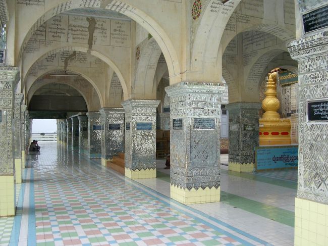 マンダレーヒルにある寺院の回廊。