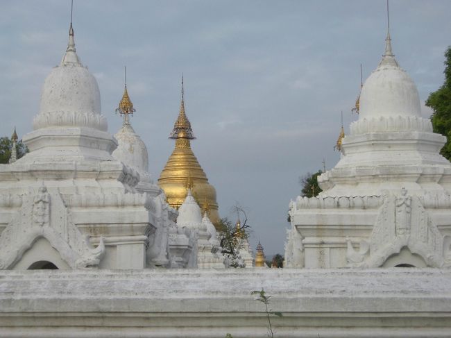 クドードォパゴダ。マンダレーヒルから見えた白いパゴダ。<br />