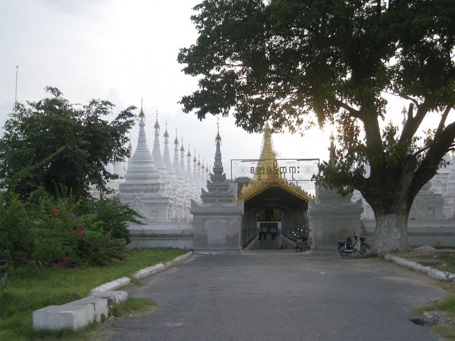 サンダムニパゴダ。クドードォパゴダと隣合わせにある。<br />どちらも白い小さなパゴダがたくさんあって同じような感じ。