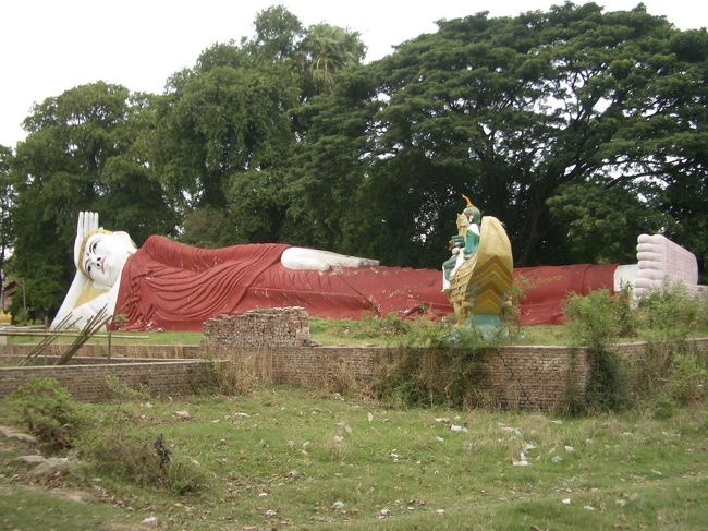 マンダレー郊外の涅槃仏。前日、マンダレーヒルで日本語を学んでるという女性に声をかけられガイドしてもらうことにした。1日10＄で交渉成立。