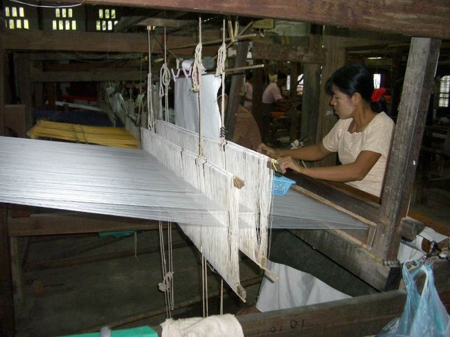 アマラプラの織物工場。マンダレー郊外の町で、かつては都が置かれたこともある。織物が盛んな街である。　　　