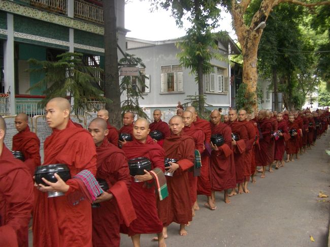 マハーガンダーヨン僧院。アマラプラにあり、老若の僧侶が全国からこの僧院にきて修行。毎朝、10時頃に朝食の配給に並ぶ姿は圧巻である。<br />