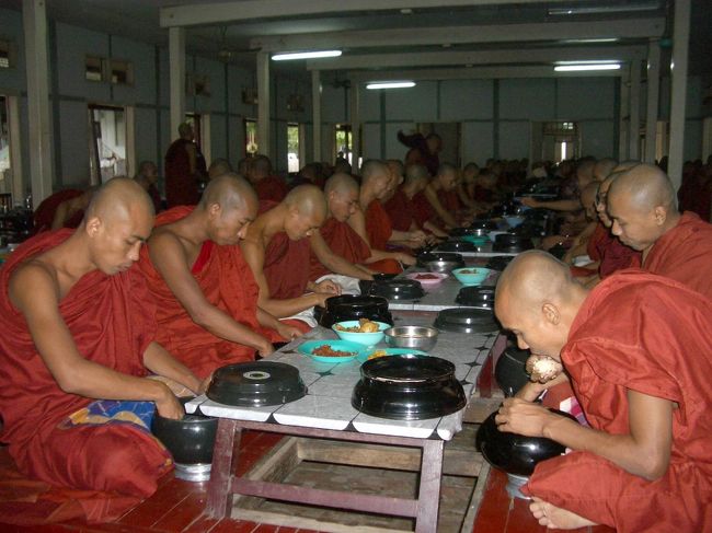 マハーガンダーヨン僧院での修行僧の朝食風景。